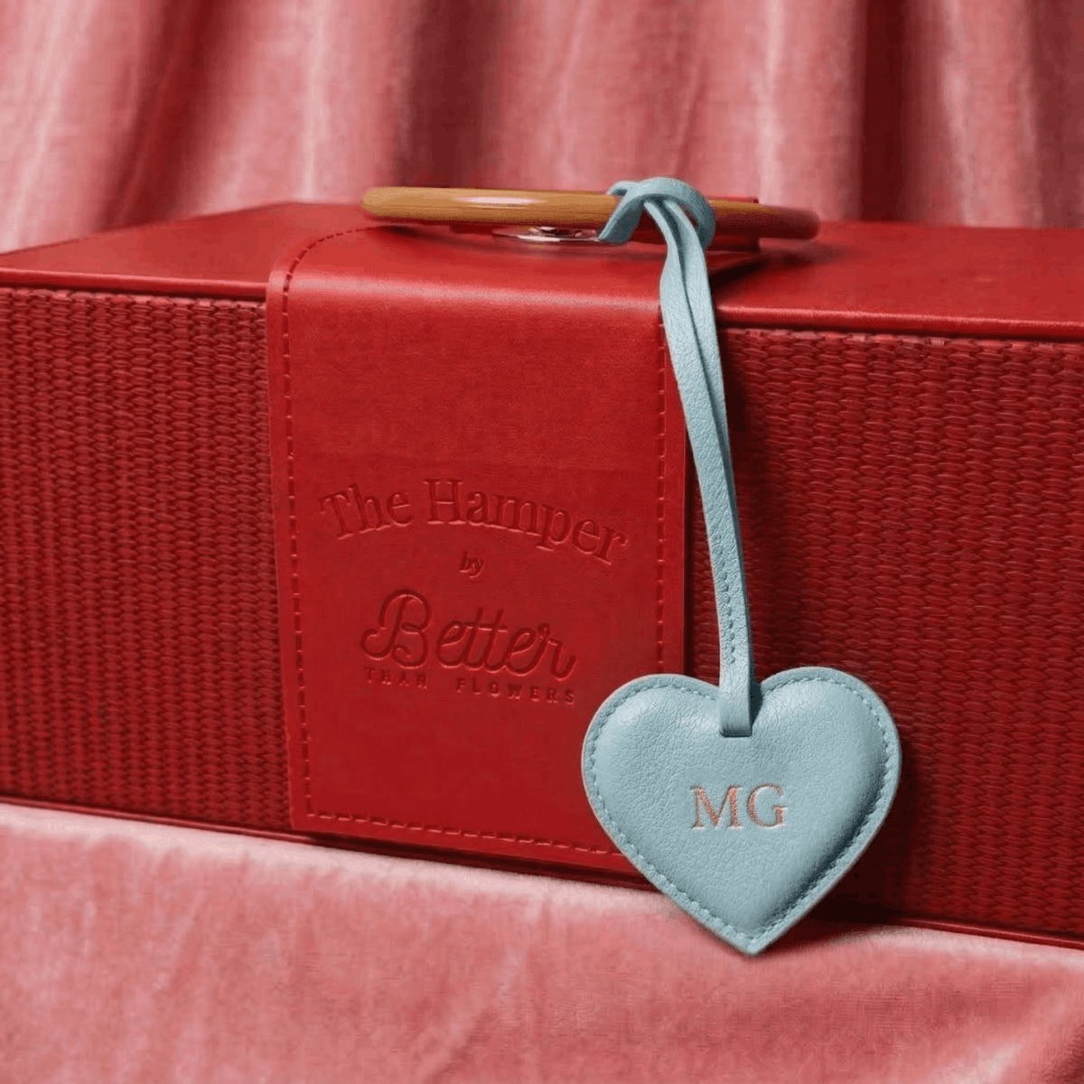附於禮籃上的客製化皮革吊飾 - BetterThanFlowers