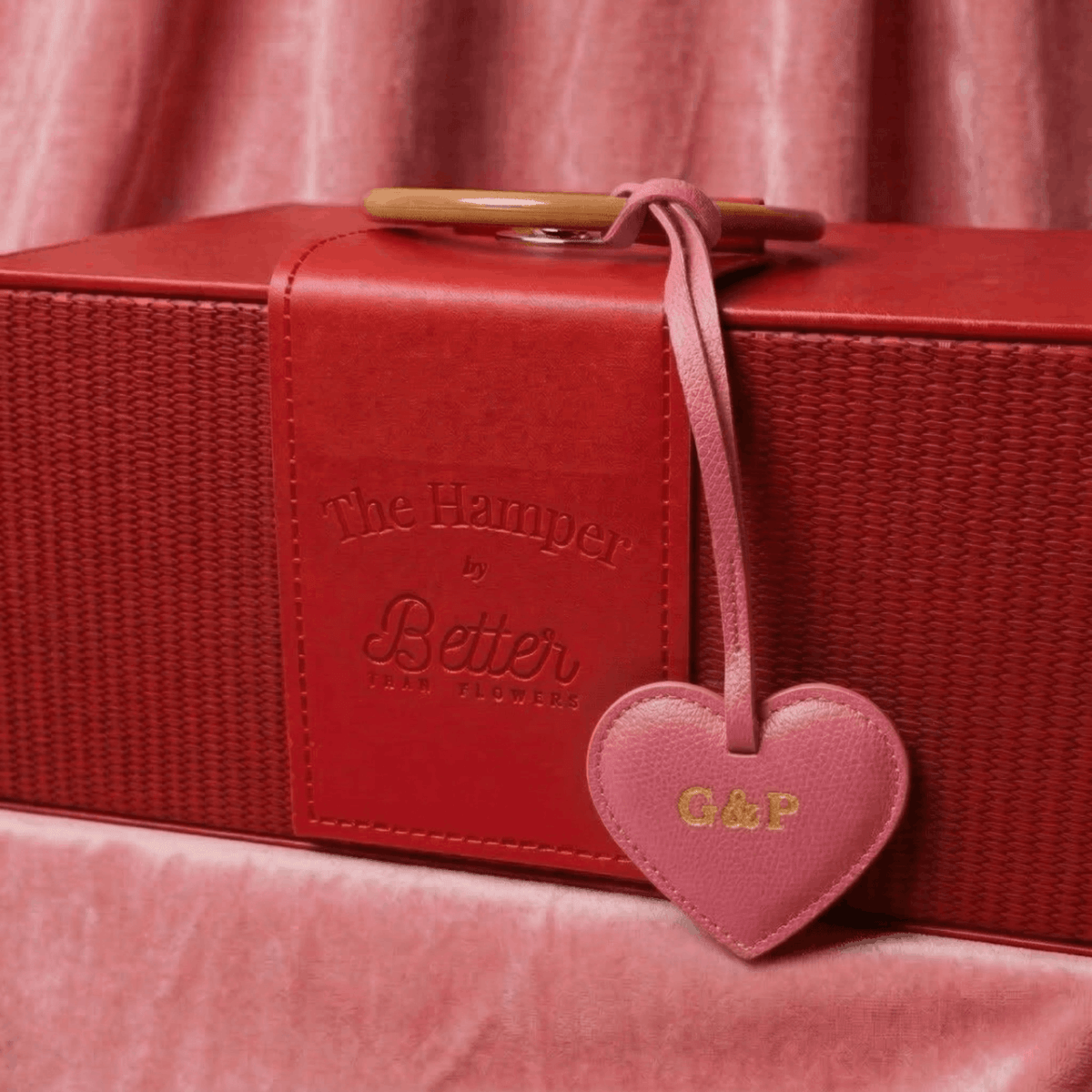 附於禮籃上的客製化皮革吊飾 - BetterThanFlowers