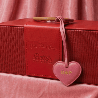 附於禮籃上的客製化皮革吊飾 - BetterThanFlowers