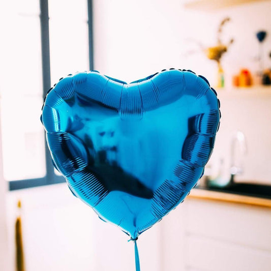 深藍色心形氣球