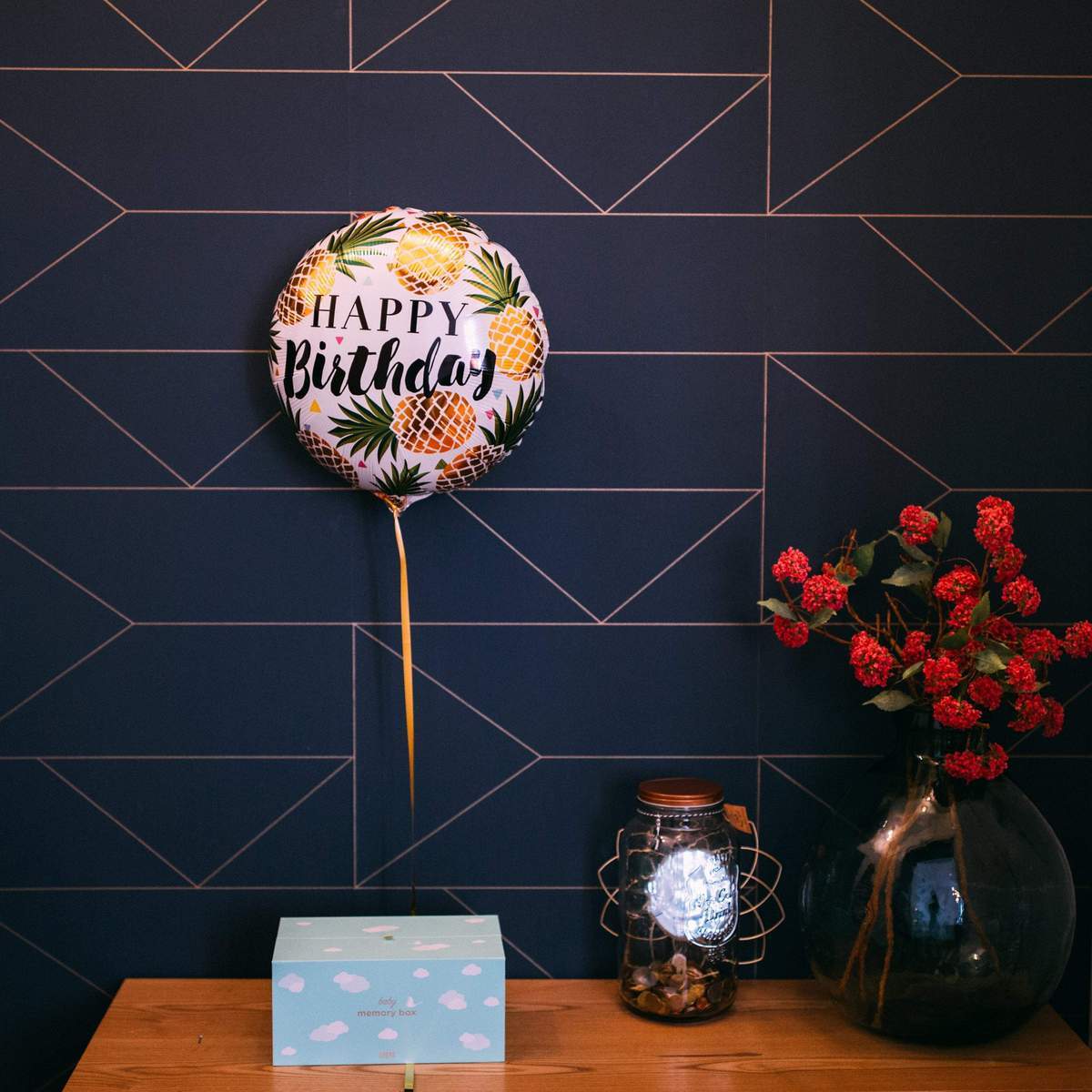 「生日快樂」鳳梨氣球 - BetterThanFlowers