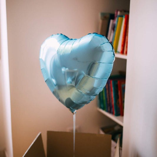 淺藍色心形氣球